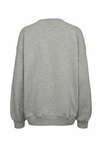 Siv sweatshirt s sproščenim krojem, okroglim izrezom in dolgimi rokavi. Ima rebraste manšete in rob ter majhen gumb na hrbtu.