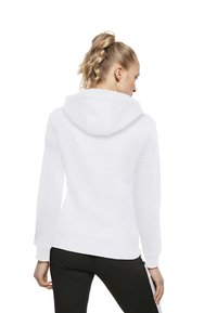 Valge kapuutsiga sweatshird, millel on soonikkoes varrukad ja alläär, millel on sile tekstuur. Vaade tagant, kus on näha kapuutsi kujundust ja siluetti.