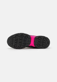 Semelle de chaussure de course noire avec une bande de roulement texturée et proéminente, comprenant un accent rose vif au milieu. Construction en caoutchouc durable.