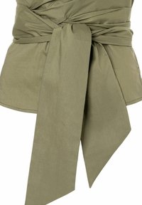 Olijfgroene blouse met strik van een zachte stof, met een wikkeldesign en een lange ceintuur die vanuit de taille komt, wat een gestructureerde silhoutte creëert.