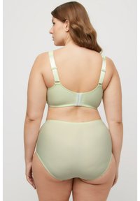 Conjunto de lencería verde claro con una textura lisa y acanalada. El sujetador tiene tirantes ajustables y un cierre de gancho y ojal, junto con bragas a juego.
