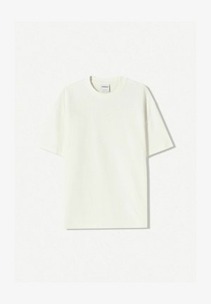Witte oversized katoenen T-shirt met een ronde hals, korte mouwen en een label dat in de hals is genaaid. Soepele textuur, minimalistisch ontwerp.