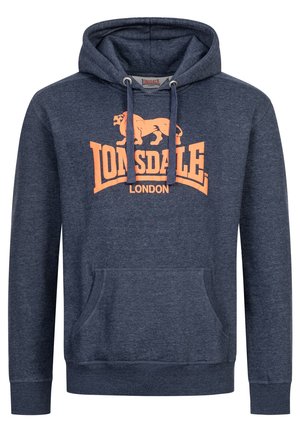 Námořnická modrá mikina s kapucí vyrobená z bavlněné směsi, má klokaní kapsu, stahovací šňůrky a oranžové logo lva s textem "Lonsdale London".