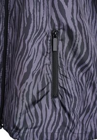 Reißverschlussjacke mit einem lila und schwarzen Zebra-Muster. Hergestellt aus glattem Stoff mit matter Textur und schwarzen Hardware-Akzenten.