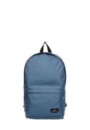 Sac à dos en tissu bleu avec un sommet arrondi, une poche avant, des bretelles ajustables et une étiquette de logo. Texture lisse avec un design minimaliste.