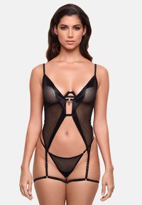 Mustat alusvaatebodyt, joissa on läpinäkyvää raidallista kangasta, syvälle avautuva kaula-aukko, säädettävät olkaimet ja metalliset yksityiskohdat keskellä.