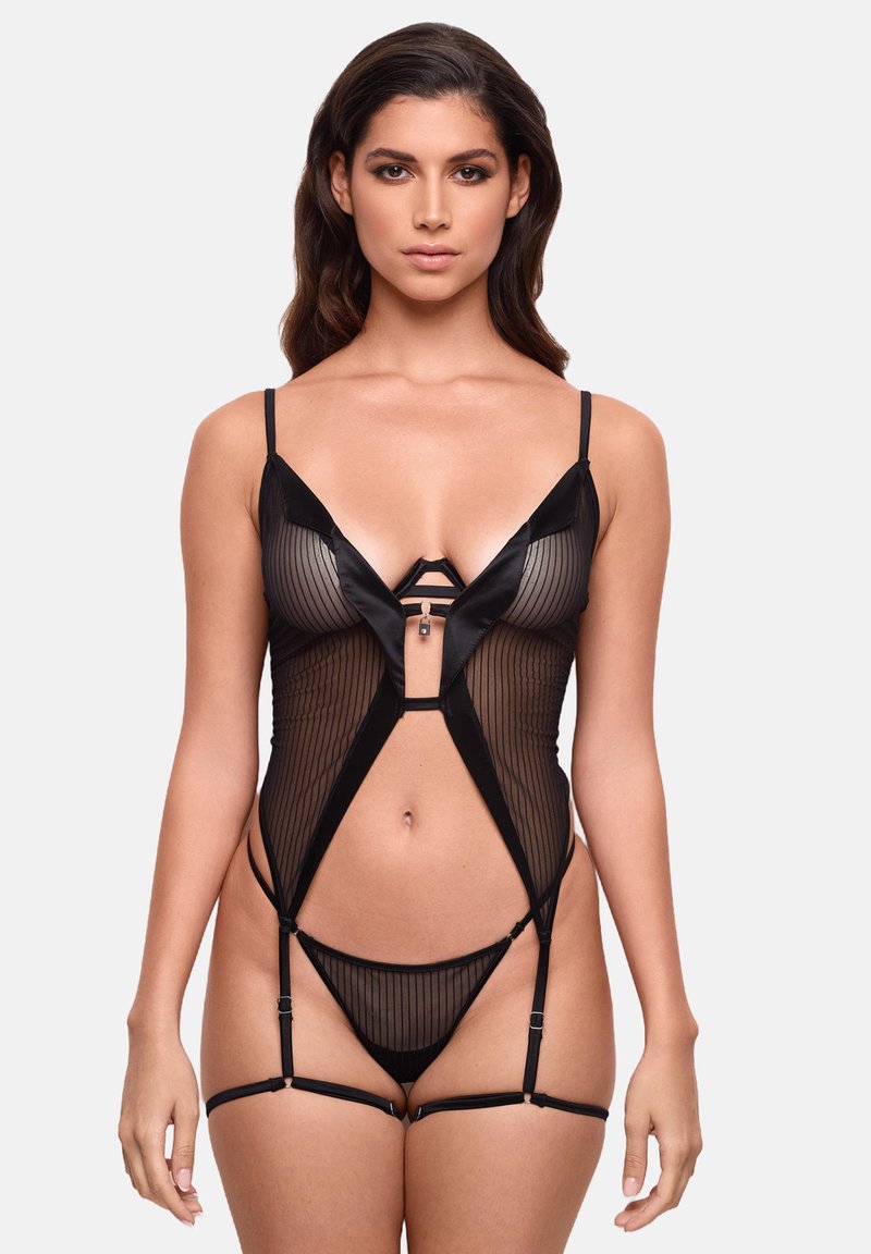 Mustat alusvaatebodyt, joissa on läpinäkyvää raidallista kangasta, syvälle avautuva kaula-aukko, säädettävät olkaimet ja metalliset yksityiskohdat keskellä.