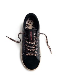 Sneaker nera realizzata con materiali in suede e pelle sintetica, con lacci a stampa leopardo e un'etichetta del marchio rossa sulla linguetta. Punta rotonda e suola in gomma.