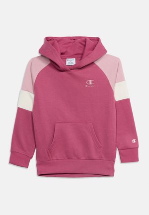 Pink Champion-hoodie med lyserøde og hvide farveblok-ærmer, front kangurulomme og Champion-logoer på bryst og ærme.