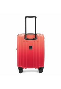 Valigia rigida con finitura rossa a gradiente, design a strisce verticali, manico telescopico nero e quattro ruote nere per la mobilità.