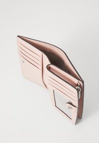 Portafoglio rosa chiaro con molteplici scomparti per carte, una finestra ID trasparente e un compartimento con zip. Texture liscia con bordi scuri a contrasto.
