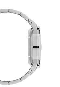 Montre en métal argenté avec une finition polie, boîtier rond et bracelet à maillons. Comprend une couronne proéminente et une légère texture sur les maillons du bracelet.