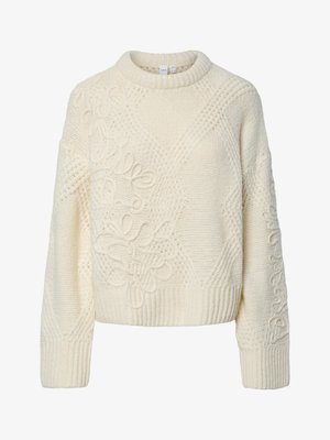 Kremowy sweter dziergany z teksturowymi kwiatowymi wzorami, ściągaczami na mankietach i u dołu, oraz okrągłym dekoltem. Gruby, przytulny fason.
