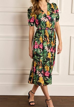 Kwiatowa sukienka z bufkami, z czarnym tłem ozdobionym kolorowymi tropikalnymi kwiatami. Wielowarstwowy krój z elastycznym paskiem w talii.