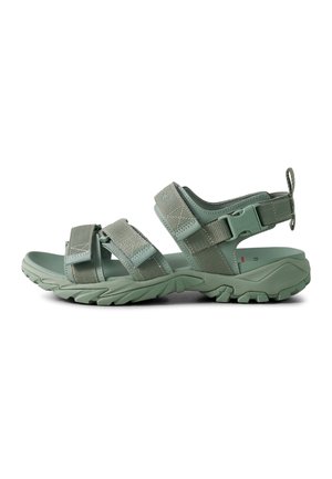 Lichtgroene outdoorsandaal met verstelbare banden, veilige gesp en robuuste zool voor grip, van opzij getoond.