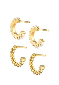 Guldtonede øreringe sæt med to design: en med en struktureret, bølget kant og hvide perler, og den anden med snoede, hexagonale accenter.