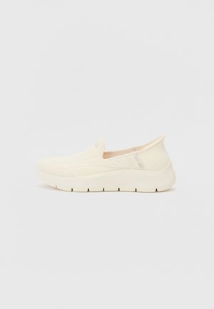 Scarpe slip-on color crema con superiore in maglia e dettagli in rete, una suola intermedia bianca spessa e suola testurizzata per una maggiore aderenza.