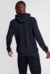 Felpa nera con cappuccio realizzata in tessuto texturizzato, con maniche lunghe e vestibilità comoda. Cuciture visibili e design semplice.