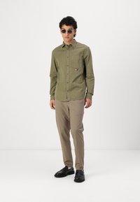 Tommy Jeans WASHED SHIRT - Shirt - fatigue green