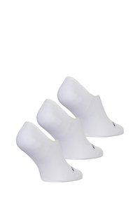 Witte enkelkousen, gladde breistekstuur, zonder patronen. Elke kous heeft een zwart logo nabij de hiel. Drie paren staan naast elkaar weergegeven.