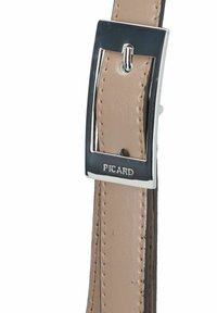 Ceinture en cuir marron avec une boucle en métal argenté de forme rectangulaire et un logo gravé. Texture lisse avec des coutures détaillées.