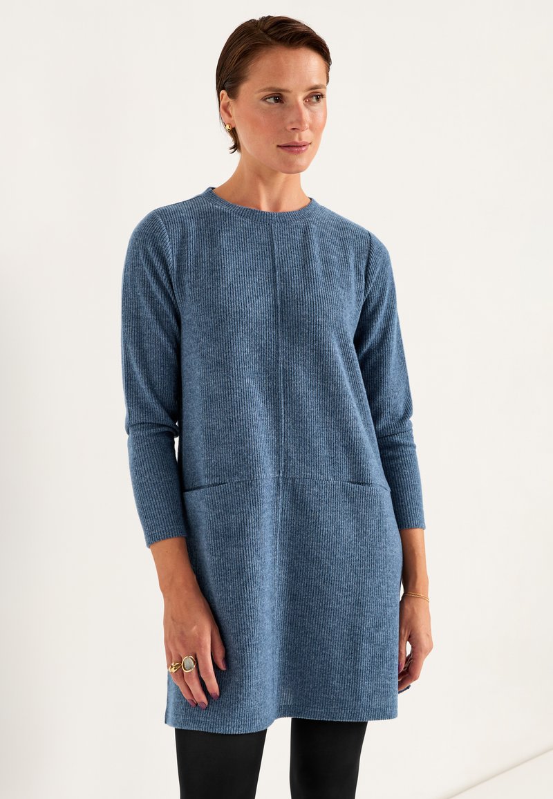 Strick Tunika-Kleid in Blau, mit gerippter Textur, Rundhalsausschnitt, dreiviertellangen Ärmeln und zwei seitlichen Taschen. Knielang.