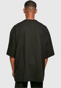 Merchcode MUNICH WORDING - HUGE TEE - Trükipildiga T-särk - black