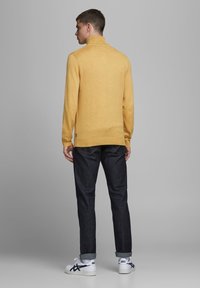Jack & Jones JJEEMIL ROLL NECK - Neule - spicy mustard
