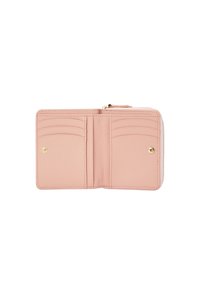 Roze leren portemonnee met een gestructureerd oppervlak, voorzien van meerdere kaartsleuven en een ritsvak. Inclusief accenten van goudkleurig beslag.