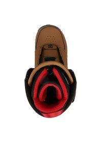 Braunes Snowboardboot mit einem schwarzen und roten Innenfutter. Verfügt über ein strukturiertes Material außen, einen gelochten oberen Teil und einen Spannriemen.