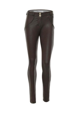 Pantaloni skinny in finta pelle marrone con superficie testurizzata, dotati di chiusura a due bottoni, passanti per cintura e tasche frontali.