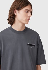 AllSaints REDACT CREW - Camiseta estampada - anthracite grey
