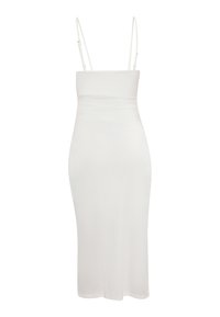Weißes Midi-Kleid mit dünnen, verstellbaren Trägern, figurbetontem Schnitt, glattem Stoff und subtiler Raffung an der Taille. Keine Muster oder Akzente.
