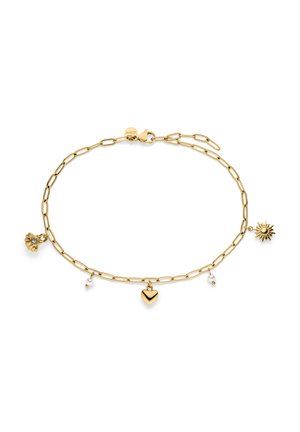 Goldkettchen-Armband mit Charms in Form von Herz, Sonne und Muschel sowie kleinen weißen Perlen auf weißem Hintergrund.