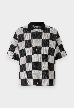 Chemise à manches courtes avec un motif à carreaux noir et blanc, col classique et texture tricot ample et respirante.