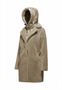 Beige nepbontjas met een afneembare gewatteerde capuchon. Voorzien van een kraag, lange mouwen en een rechte snit. Zachte textuur en een gladde afwerking.