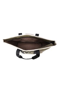 Borsa a tracolla in tela con manici neri; presenta un interno beige, rifiniture verdi e un design unico a forma di scallop lungo l'apertura.