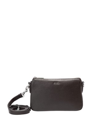 Sort pebret læder crossbody taske med aftagelig rem, sølv hardware, lynlåslukning og lille "JOOP!"-logo på fronten midtfor.