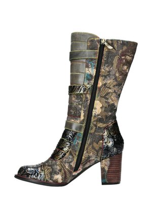 Bottines à talons ornées d'un motif floral multicolore sur cuir texturé, d'une fermeture éclair latérale et de sangles décoratives dans différentes nuances de gris.