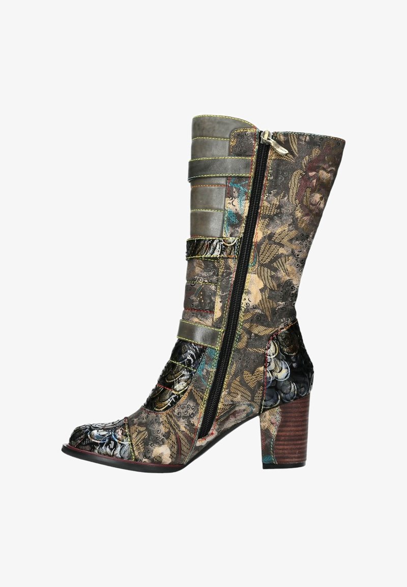 Bottines à talons ornées d'un motif floral multicolore sur cuir texturé, d'une fermeture éclair latérale et de sangles décoratives dans différentes nuances de gris.
