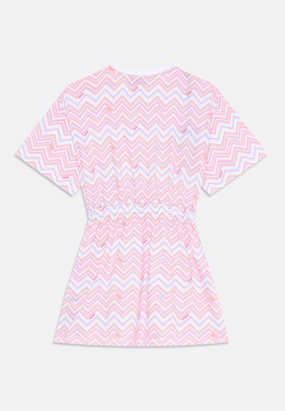 Kortärmad klänning med ett rosa och vitt zigzag-mönster, elastisk midja och rund halsringning, tillverkad av lättviktig tyg.