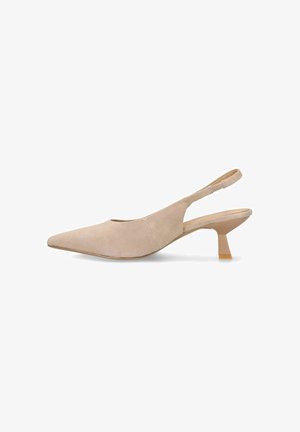 Beige suède slingback kittenheel schoen met puntige neus en slanke, middelhoog hak op witte achtergrond.
