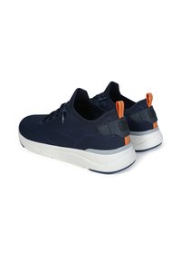 Scarpe sportive blu navy con tomaia in mesh traspirante, suola bianca e accento arancione sul tallone. Presentano lacci elastici e imbottitura.