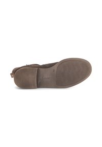 Bottine en suede marron avec une semelle en caoutchouc texturé. Ses caractéristiques incluent un bout arrondi et un design minimaliste avec une marque discrète.