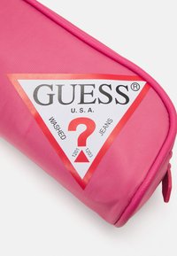 Guess PENCIL CASE UNISEX - Peresnica - juicy pink