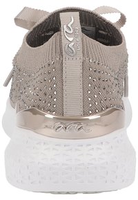 Beige gestrickte Sneaker mit strukturiertem Design, metallischen Akzenten und einer weißen Plattformsohle. Mit Anhängeband und Markenlogo auf der Rückseite.