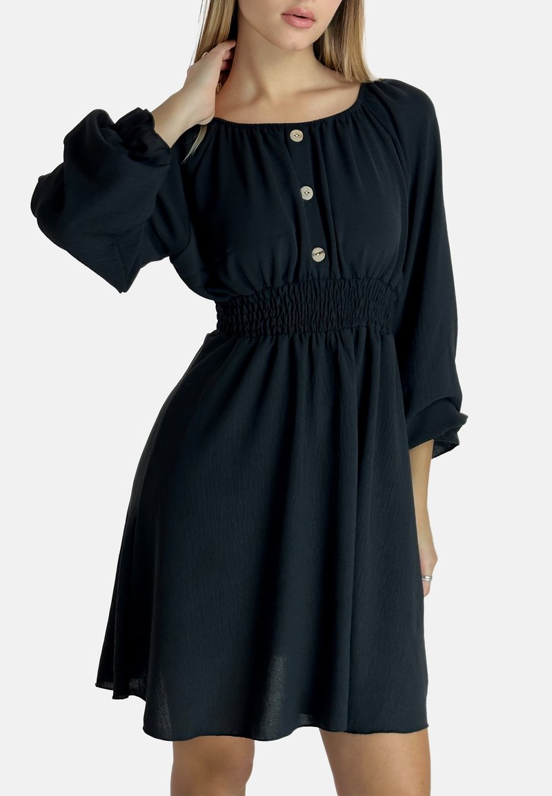 Schwarzes Kleid aus leichtem Stoff, mit gesmokter Taille, langen Puffärmeln und drei großen Knöpfen an der Vorderseite.
