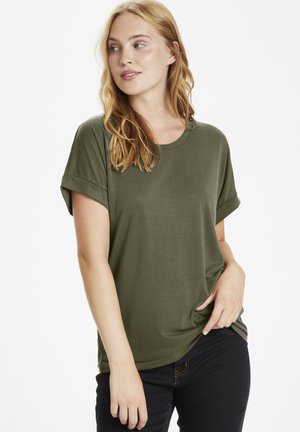 Olivgrünes T-Shirt mit kurzen Ärmeln, Rundhalsausschnitt, umgeschlagenen Ärmelabschlüssen, aus weichem Stoff, lässige Passform, getragen mit dunklen Jeans.
