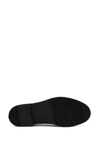Suela de zapato negra con sección central lisa y áreas de talón y punta texturizadas, presentada plana sobre un fondo blanco.