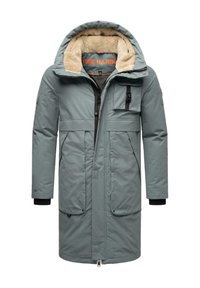 Szürke, hosszú parka, szőrmebéléses kapucnival, elöl cipzárral záródik, két nagy elülső zsebbel és rugalmas mandzsettákkal. Minimalista dizájn, funkcionális részletekkel.